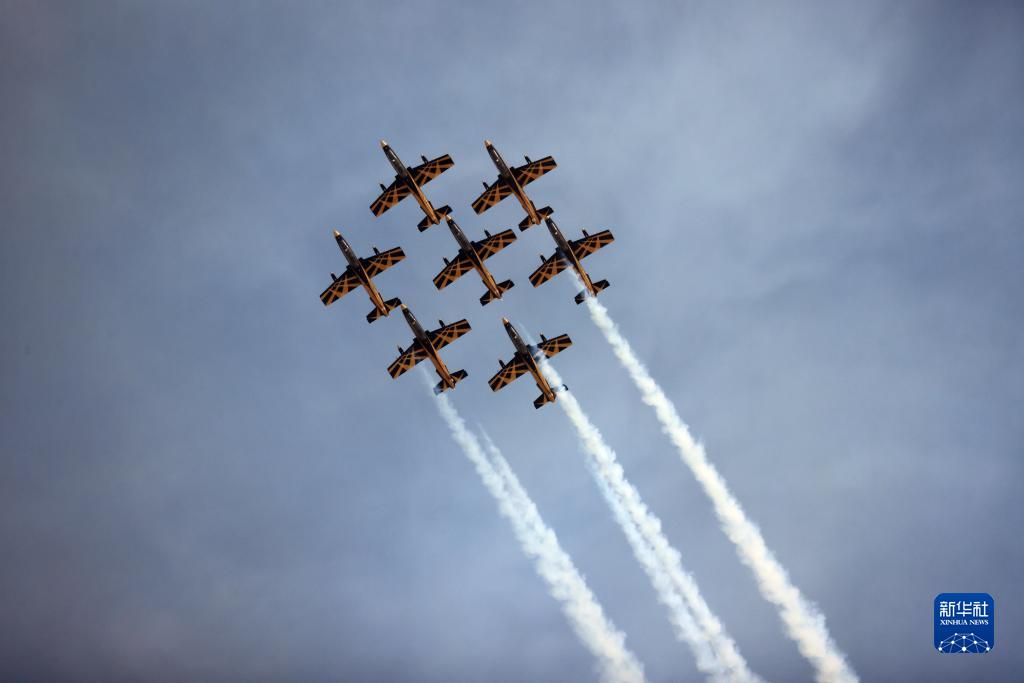 沙特世界防務(wù)展舉辦飛行特技表演